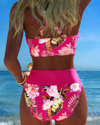 Bikini mit auffälligem Blumenmuster und seitlichem Schlitz
