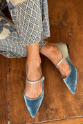 Spitzenschuhe mit Riegel
