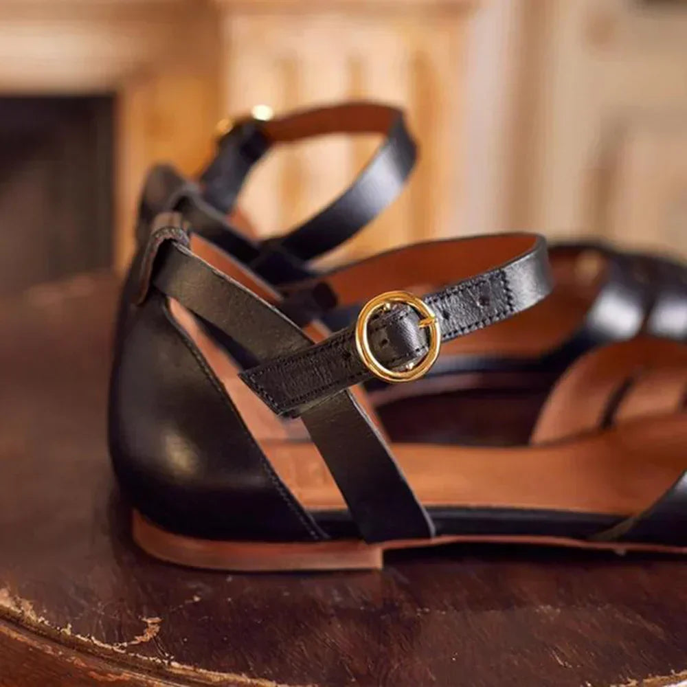 Flache Sandalen mit Riemen