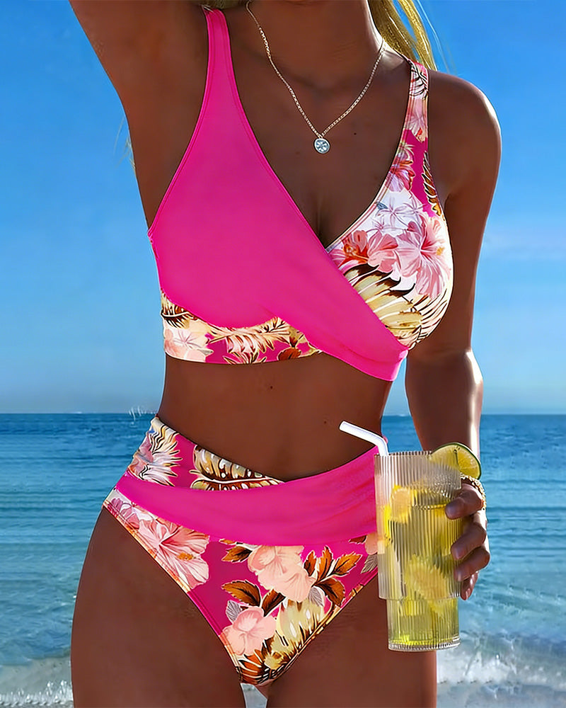 Bikini mit auffälligem Blumenmuster und seitlichem Schlitz