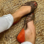 Zweifarbige Details Sandalen mit Gravur