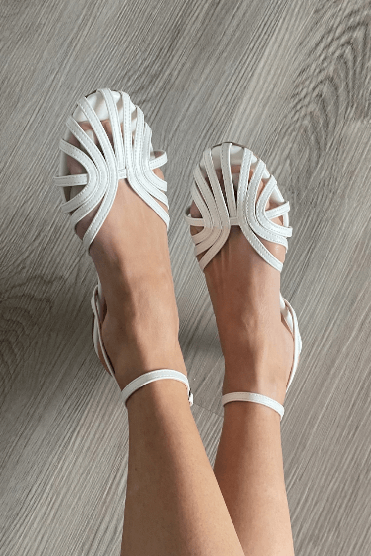 Flache Woven Sandalen.