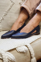 Ballerina mit seitlichem Schnitt