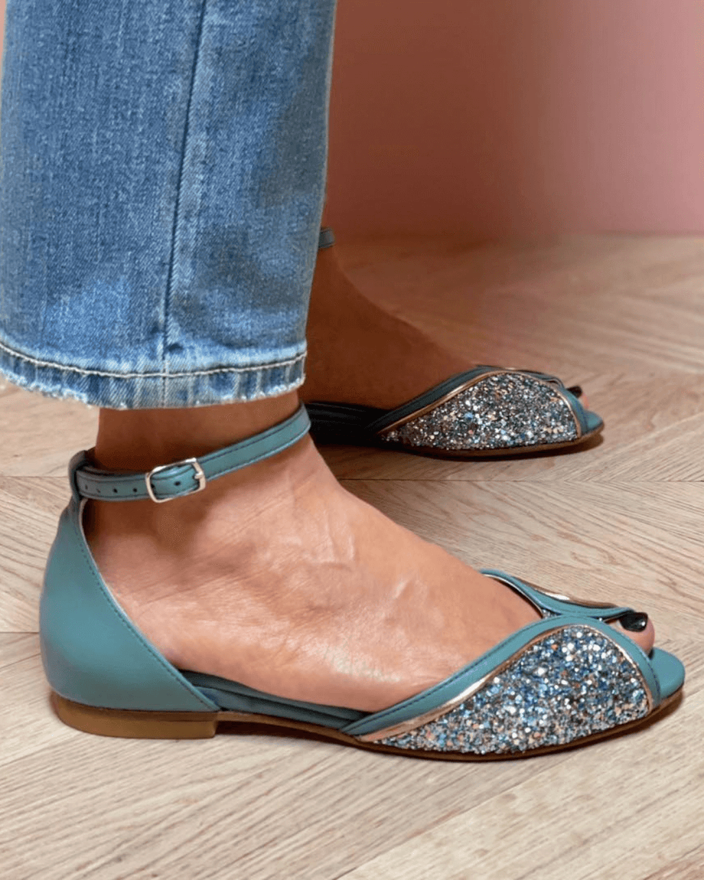 Flache Sandalen mit Glänzenden Akzenten