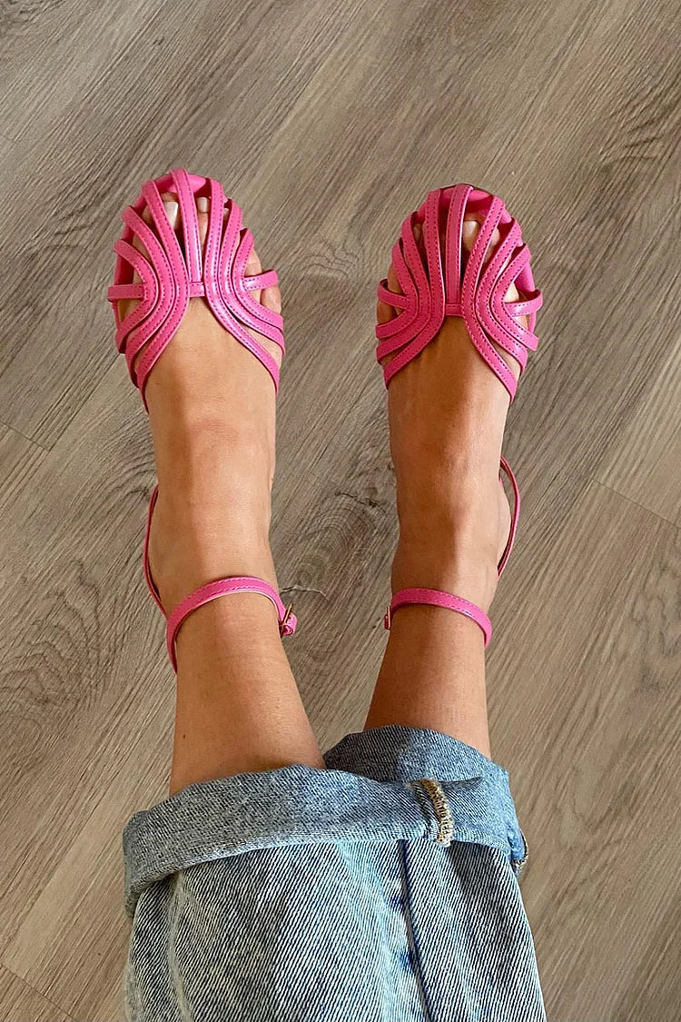 Flache Woven Sandalen.