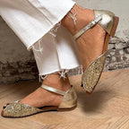 Flache Sandalen mit verstellbarem Knöchelriemen.