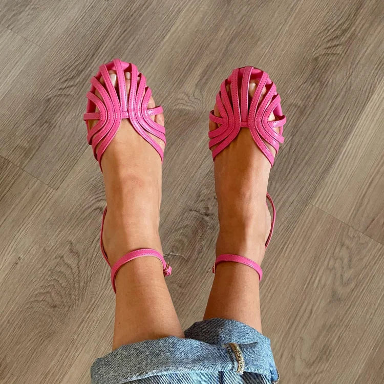 Flache Woven Sandalen.