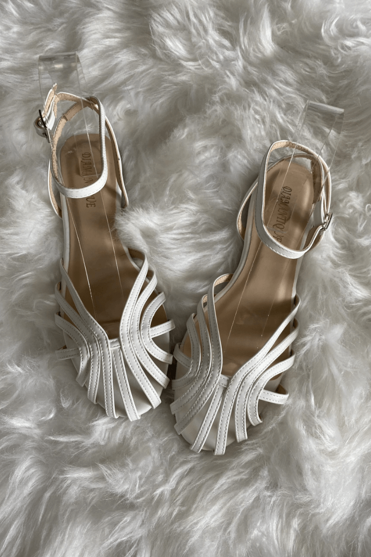Flache Woven Sandalen.