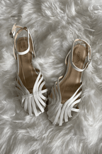 Flache Woven Sandalen.
