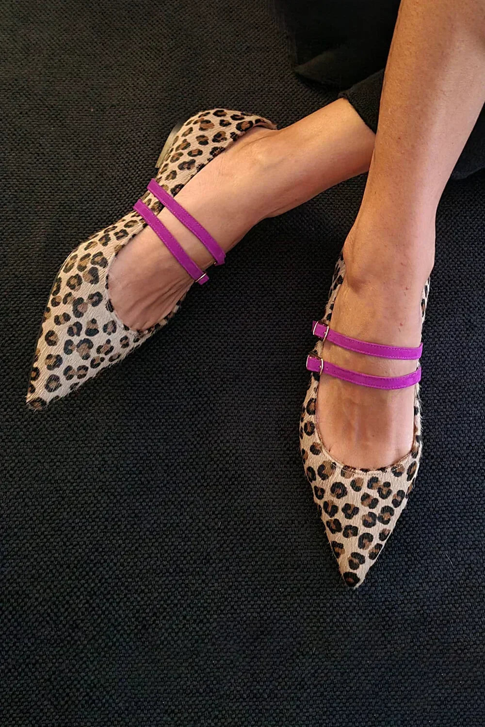 LEOPARDEN-ESCARPINS MIT ZWEIFACHEM ARMBAND