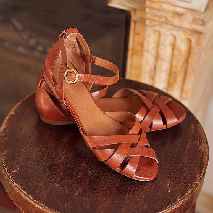 Flache Sandalen mit Riemen