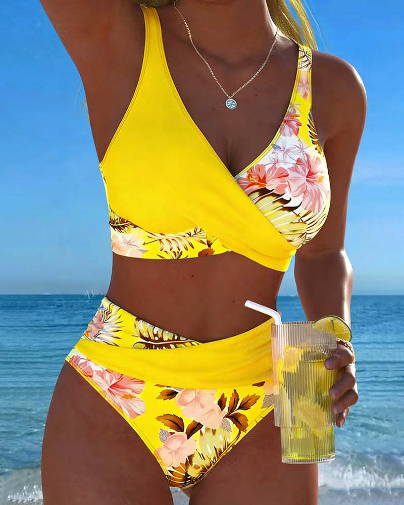 Bikini mit auffälligem Blumenmuster und seitlichem Schlitz