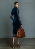 Amelia | Dunkelblaues Samt-Midikleid mit Spitzen-V-Ausschnitt