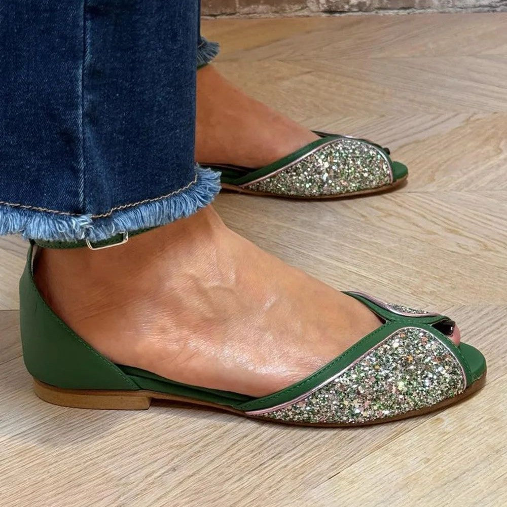 Flache Sandalen mit Knöchelriemen
