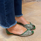Flache Sandalen mit Knöchelriemen