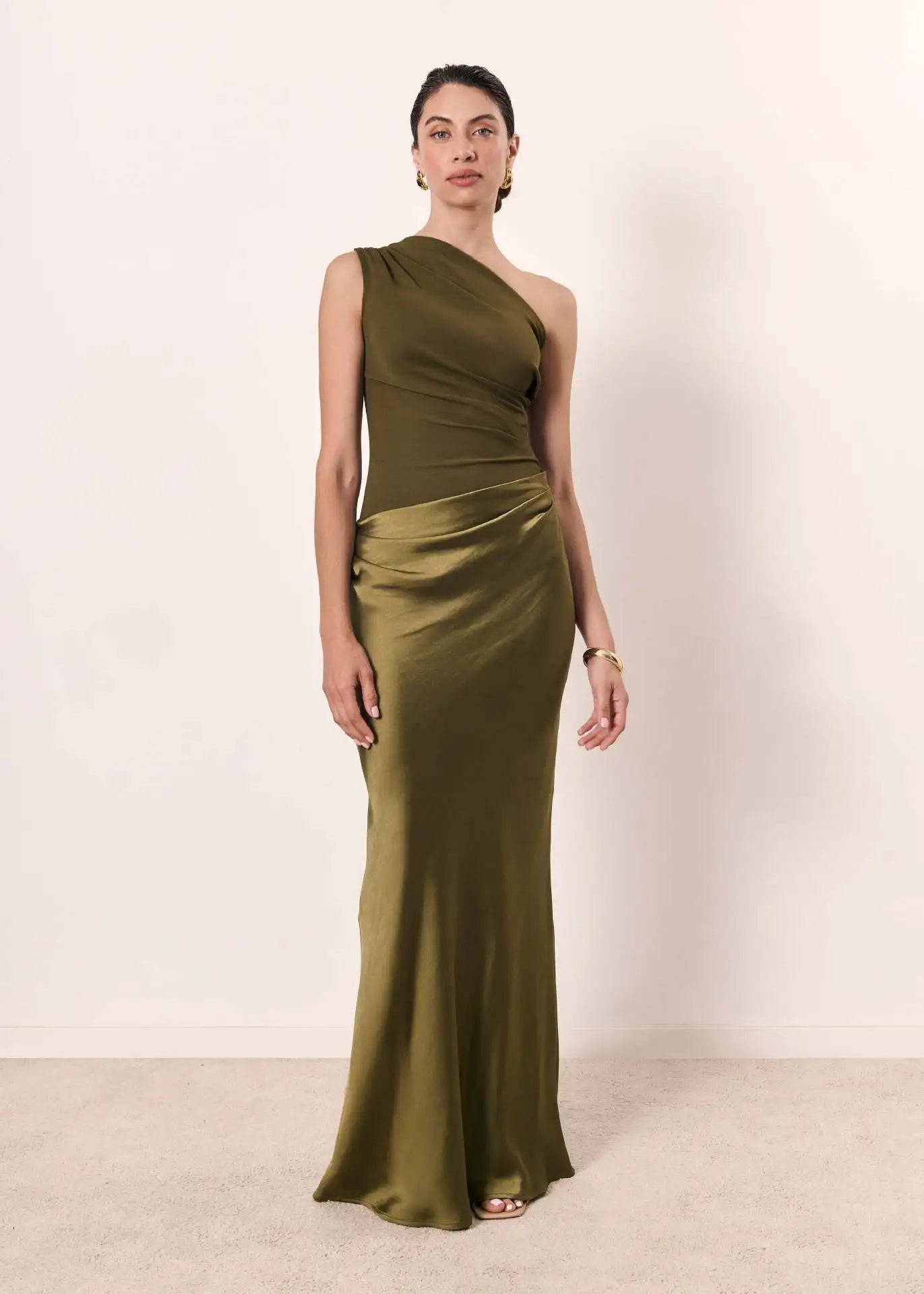 Maxikleid aus Satin mit verführerischem Charme