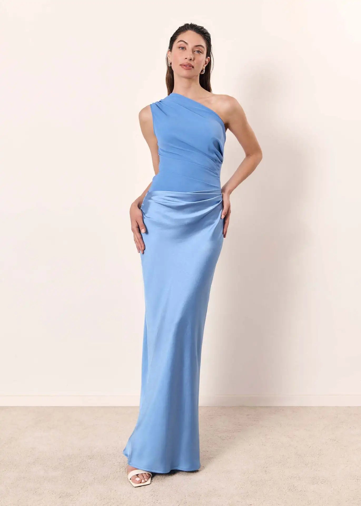 Maxikleid aus Satin mit verführerischem Charme
