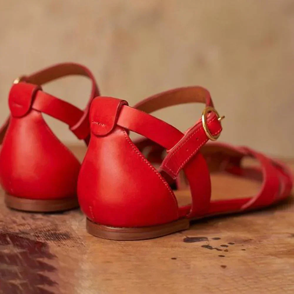 Flache Sandalen mit Riemen