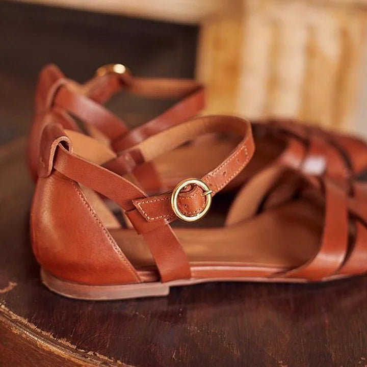Flache Sandalen mit Riemen