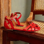Flache Sandalen mit Riemen